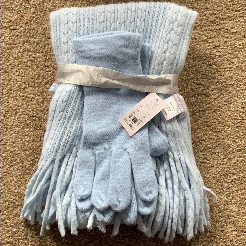 Glove and scarf set